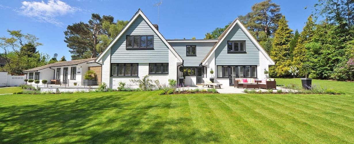 Jak założyć trawnik? Porady krok po kroku.