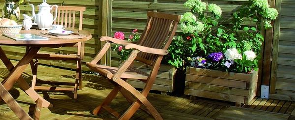 Donice drewniane do ogrodu, na taras i na balkon, czyli jak urządzić gustowną roślinną oazę