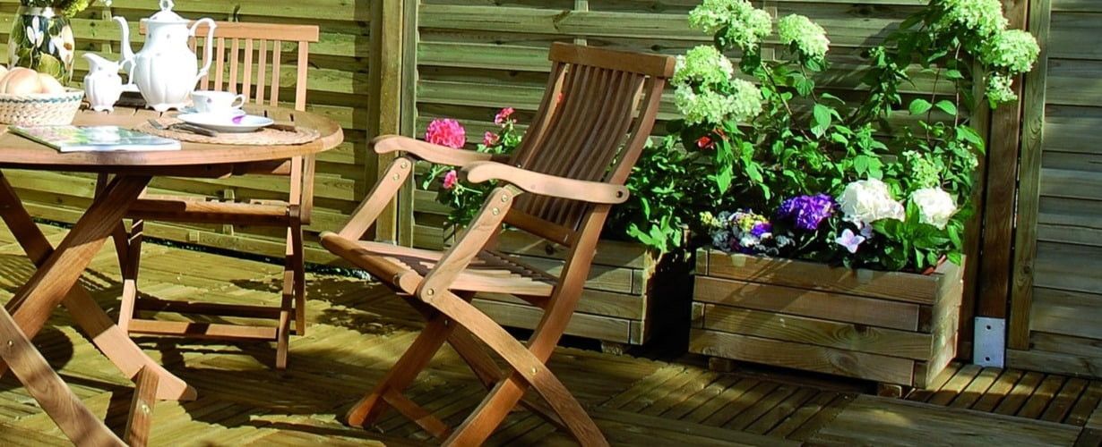 Donice drewniane do ogrodu, na taras i na balkon, czyli jak urządzić gustowną roślinną oazę