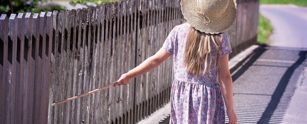 Wszechstronne i ponadczasowe ogrodzenie drewniane