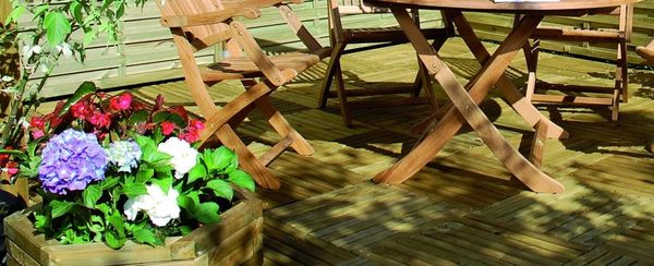 Dlaczego warto wybrać drewniane donice?