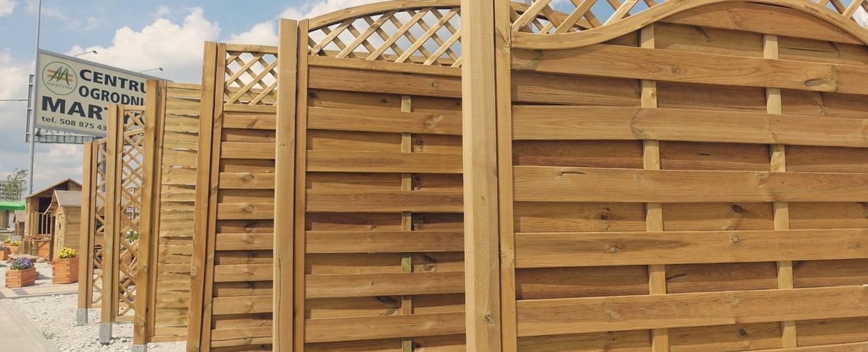 Jak zamontować ogrodzenie drewniane?