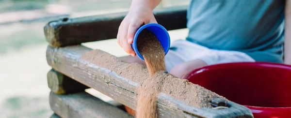 Piaskownica — idealny pomysł na zabawę w ogrodzie dla maluchów