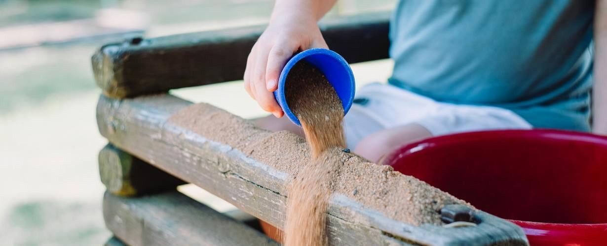 Piaskownica — idealny pomysł na zabawę w ogrodzie dla maluchów